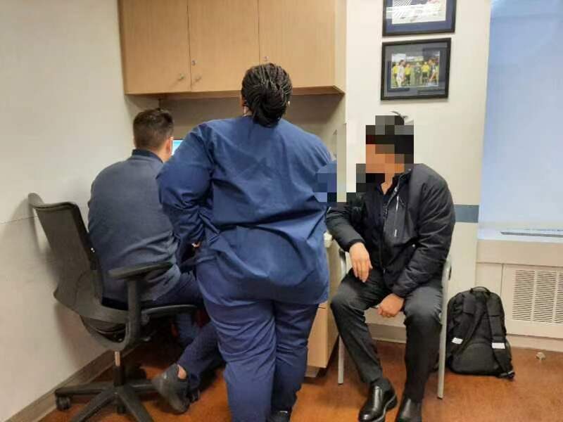 美联医邦工作人员协助患者填写表格.jpg
